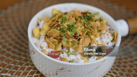 Chana Chaat: A Symphony of Tangy Explosions and Comforting Textures!