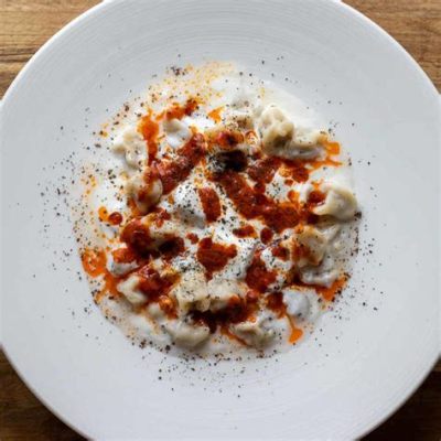  Manti: A Symphony of Tender Meat and Tangy Yogurt Unveiled in the Heart of Rize!