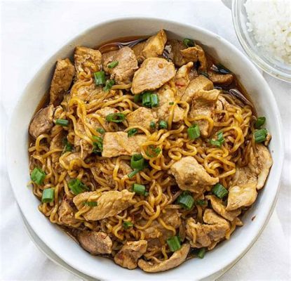  Spicy Rice Noodles With Pork: A Symphony of Fragrant Spices and Umami-Rich Broth?