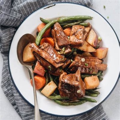 Braised Pork Ribs with Pickled Vegetables – A Symphony of Tangy Delights and Umami-Rich Tenderness?