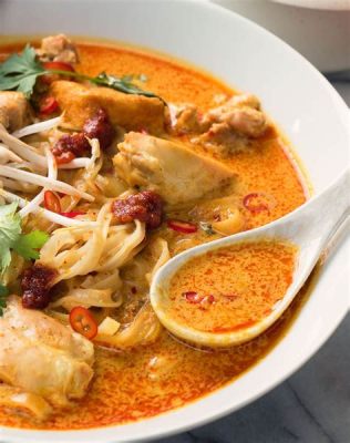  Curry Laksa: A Spicy Coconut Broth Symphony Meets Noodles Slathered in Aromatic Chili Oil!