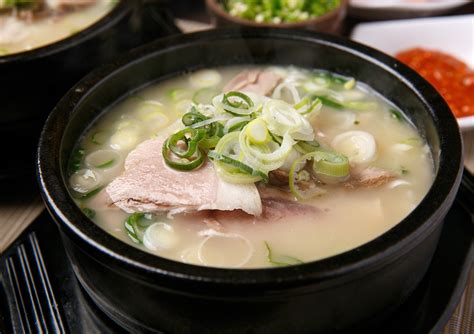  Dwaeji Gukbap: A Savory Delight Infused with the Comforting Umami of Slow-Cooked Pork Broth!