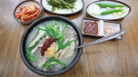 Dwaeji Gukbap: Experience The Delicate Harmony of Savory Broth and Tender Pork Slices!