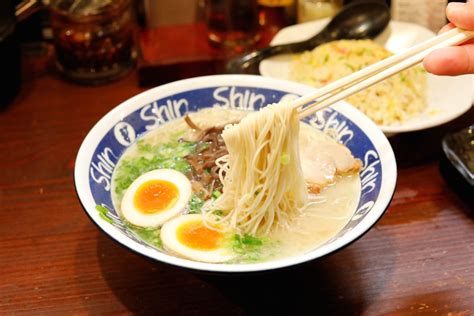  Hakata Ramen: A Symphony of Umami-Rich Broth and Springy Noodles Delightfully Intertwined