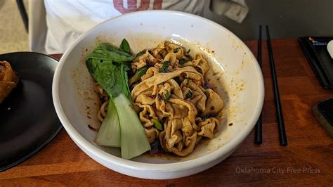  Hand-Pulled Biangbiang Noodles: A Symphony of Slurping and Spicy Satisfaction?