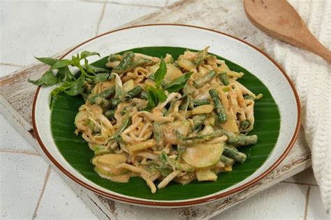  Karedok! A Refreshing Symphony of Crunchy Vegetables and Spicy Peanut Sauce