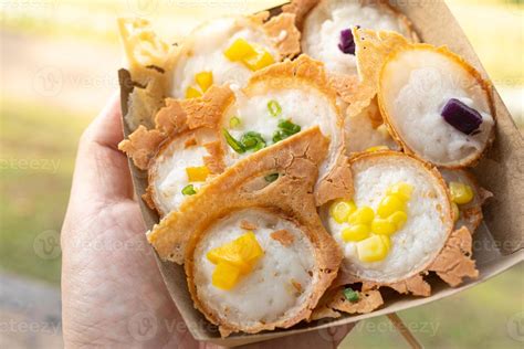  Khanom Krok: Crispy on the Outside and Gooey Sweetness Within Awaits You in Yala!