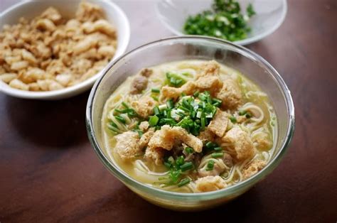  La Paz Batchoy! A Decadent Symphony of Savory Broth and Crispy Pork Cracklings