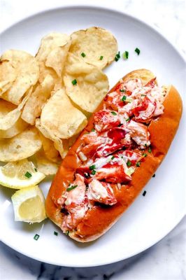  Lobster Roll: A Culinary Symphony of Fresh-Caught Delights and Zesty Butter Brilliance!