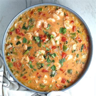 Moqueca de Camarão - A Delightful Symphony of Fragrant Coconut Broth and Succulent Seafood!