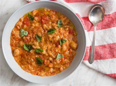  Pappa al Pomodoro: A Tuscan Symphony of Rustic Charm and Vibrant Tomato Flavor!