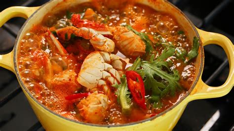  Sansha City's Spicy Crab Soup: Will Its Fiery Depth and Umami-Rich Broth Set Your Taste Buds Ablaze?