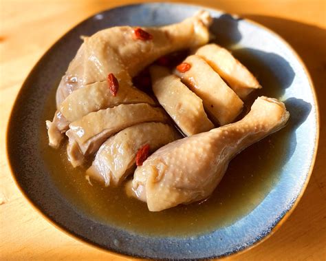  Shaoxing Drunken Chicken: A Symphony of Aromatic Herbs and Silky Smooth Texture!