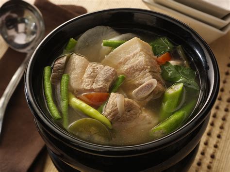  Sinigang na Baboy: A Tangy and Flavorful Filipino Soup Bursting with Aromatic Herbs and Spices!