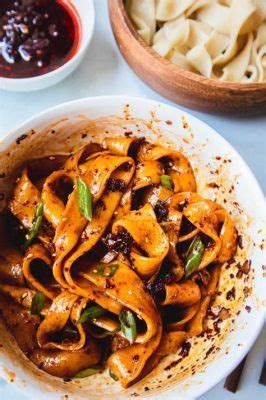  Spicy Bean Paste Noodles: An Exploration of Umami Delight and Sizzling Wok Mastery!