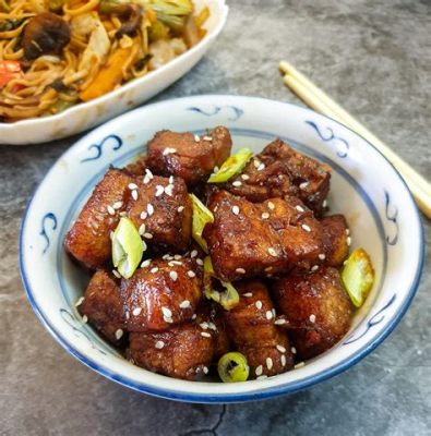  Spicy Twice-Cooked Pork Belly: A Culinary Symphony of Tender Meat and Explosive Chili Flavors!