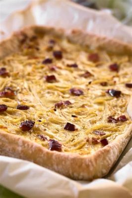  Zwiebelkuchen: A savory symphony of onions and bacon harmoniously intertwined on a crispy potato crust!